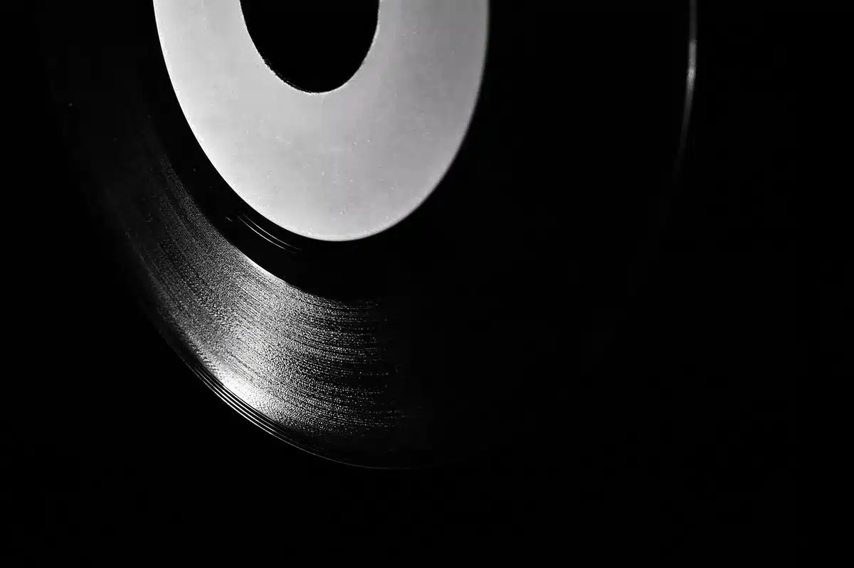 Discos de vinilo apilados, representando los primeros álbumes como Caliente y La Biblia