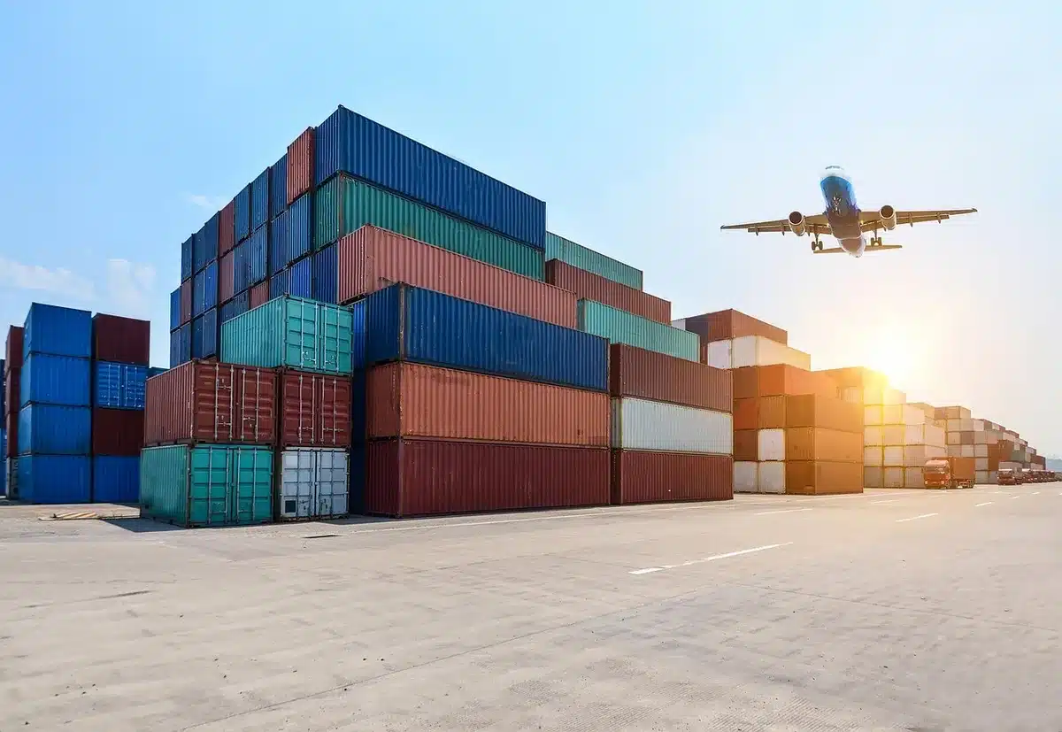 Contenedores y personal anónimo en operaciones de exportación