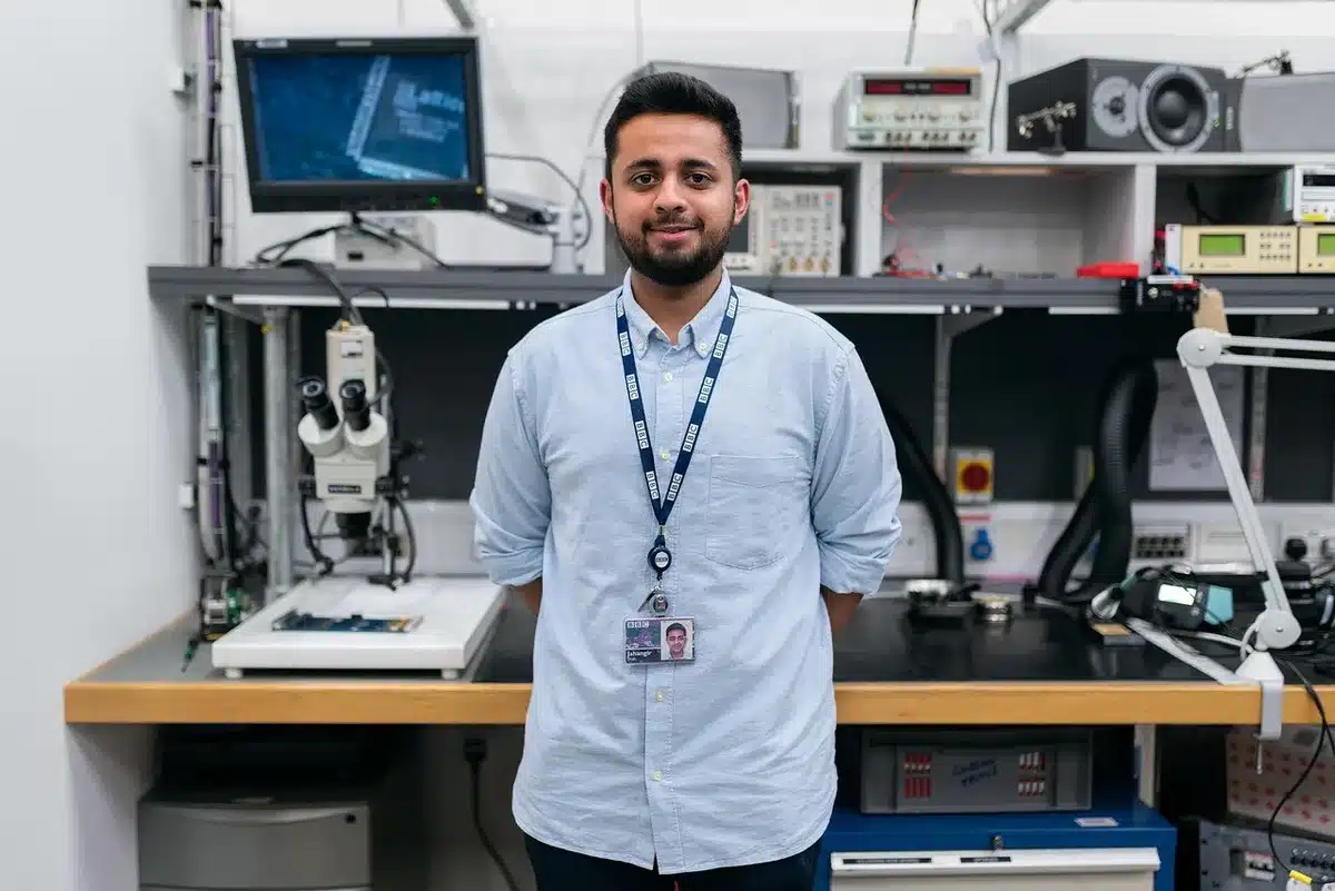 Jóvenes participando en un taller de robótica y tecnología