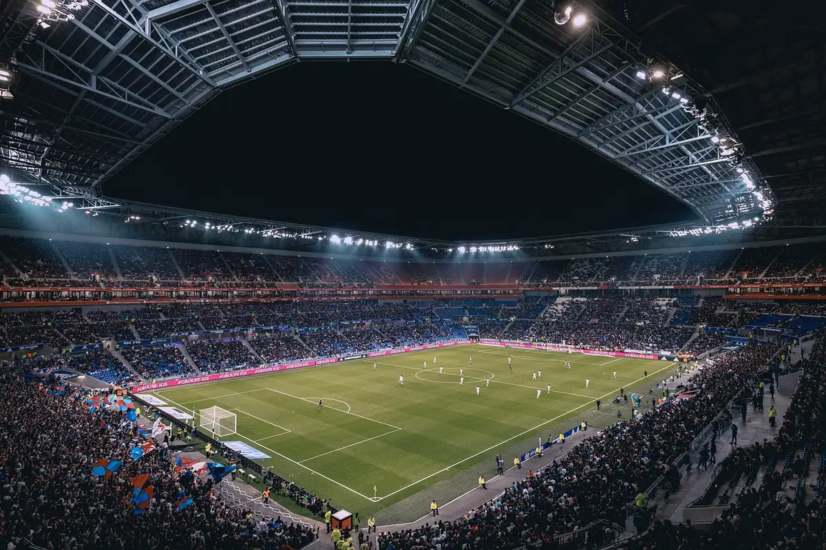Calendario con fechas y partidos sobre un fondo de estadio