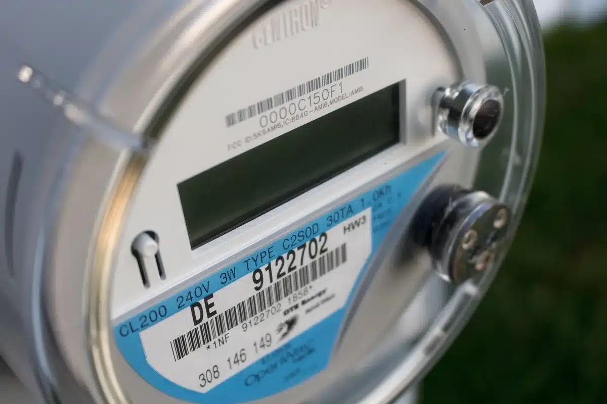 Medidores de electricidad, agua y gas en fila mostrando consumo