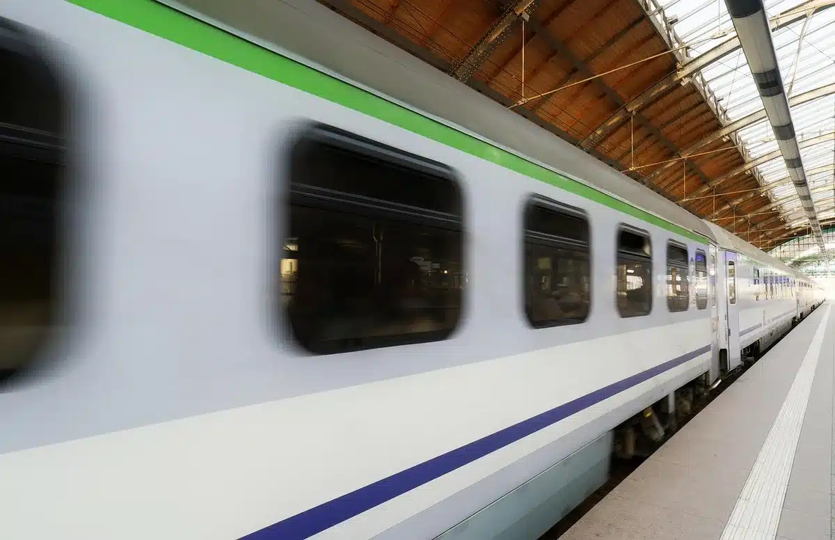 Interior de transporte público con pasajeros y cartel de tarifas