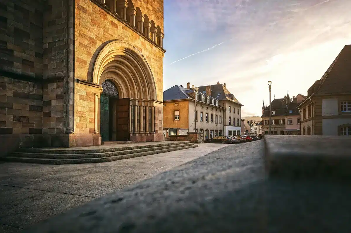 Calle urbana con edificios y señales que sugieren cambio y presión inmobiliaria