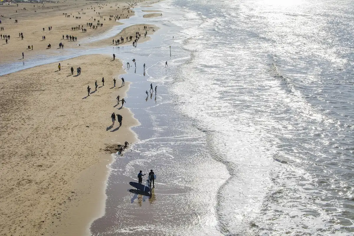 Contingente de trabajadores en una playa popular durante vacaciones