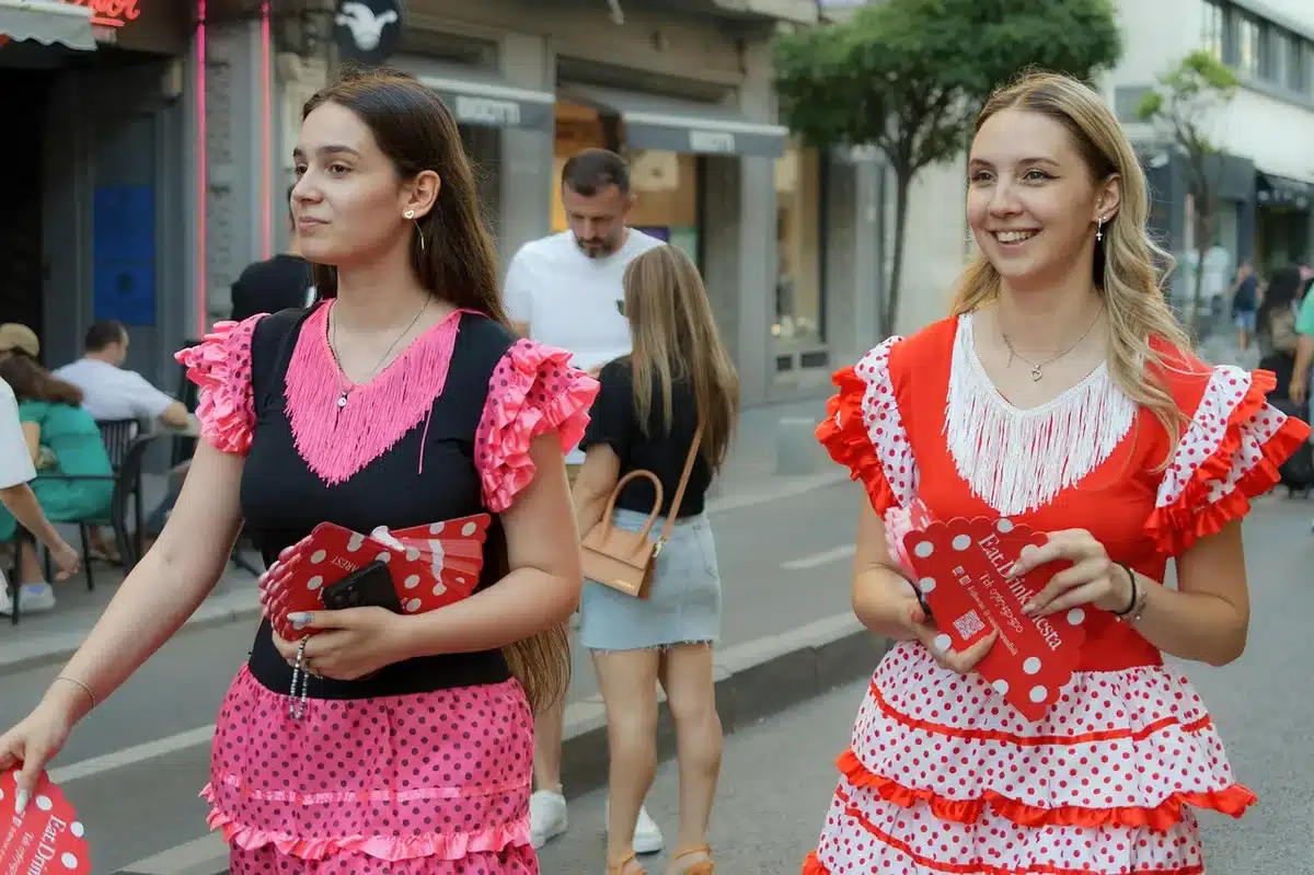 Grupo de mujeres caminando por una ruta de la Puna durante una peregrinación
