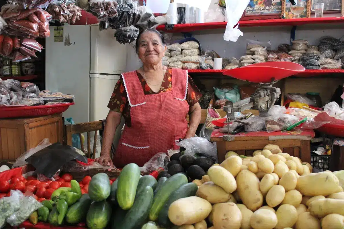Mujeres originarias iniciando una caminata en la puna jujeña